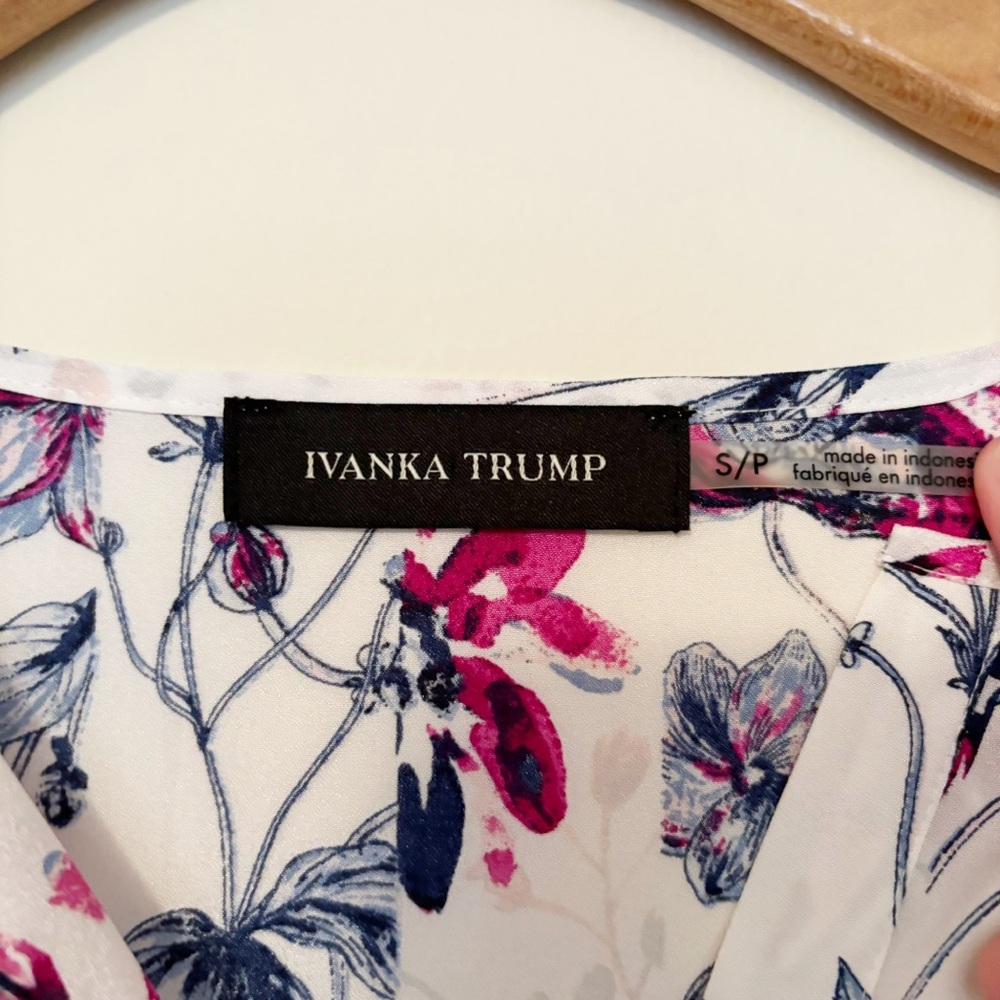 Ivanka Trump Womens  Blouse Multicolored Flutter Sleeve Floral V-neck Size Small - Picture 7 of 10